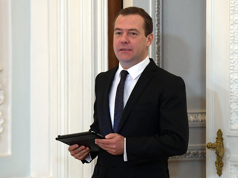 "Определенно за" отставку Медведева выступают 18% респондентов, "скорее за" - 27%. При этом доля настроенных в разной степени против его ухода с поста составляет 33%
