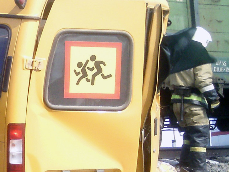 Грузовой поезд столкнулся с микроавтобусом с детьми на переезде в Омской области. В результате происшествия один человек погиб, шестеро доставлены в больницу