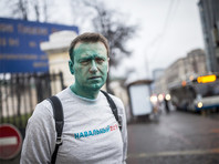 В Москве совершено нападение на оппозиционера Алексея Навального. Его облили зеленкой и повредили глаз