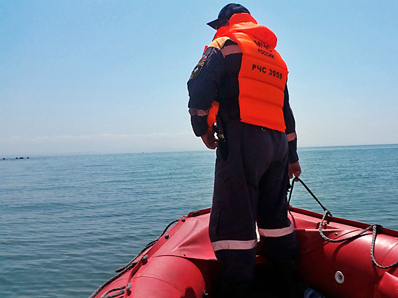 Спасатели нашли тело одного из трех рыбаков, которые перевернулись на катере в Японском море в районе поселка Усть-Соболевка Тернейского района Приморского края