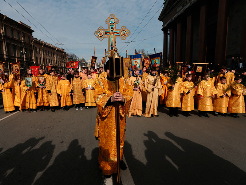 В Петербурге прошел детский крестный ход вокруг Исаакиевского собора, передачи которого в свое распоряжение добивается РПЦ