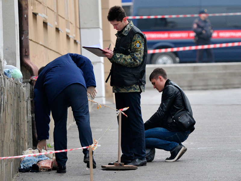 Сотрудники Следственного комитета России (СКР) на месте взрыва у школы в Ростове-на-Дону, 6 апреля 2017 года