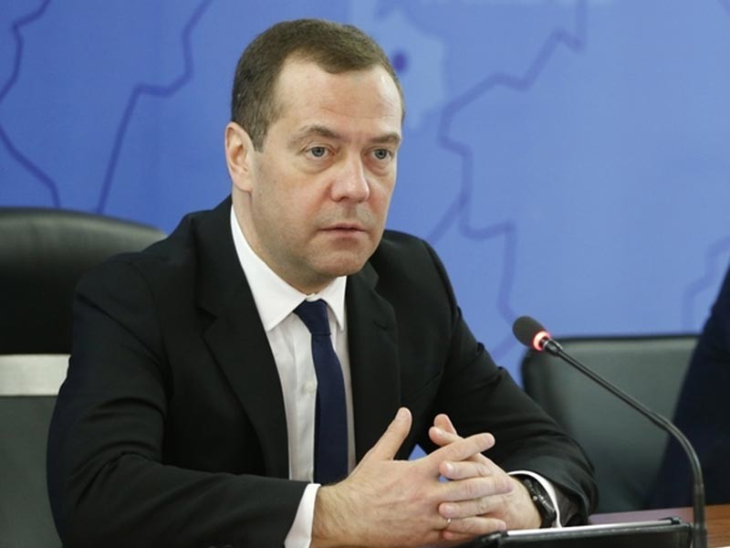 Медведев объявил, что разгромом военной базы в Сирии США поставили себя "на грань боевых столкновений с Россией"


