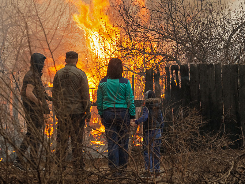 Масштабные пожары случились в Хакасии в апреле 2015 года. Погибли 32 человека, огонь уничтожил более 1,5 тысячи жилых домов. Без крова остались 4,7 тысячи человек. Общая сумма ущерба от стихии превысила семь миллиардов рублей