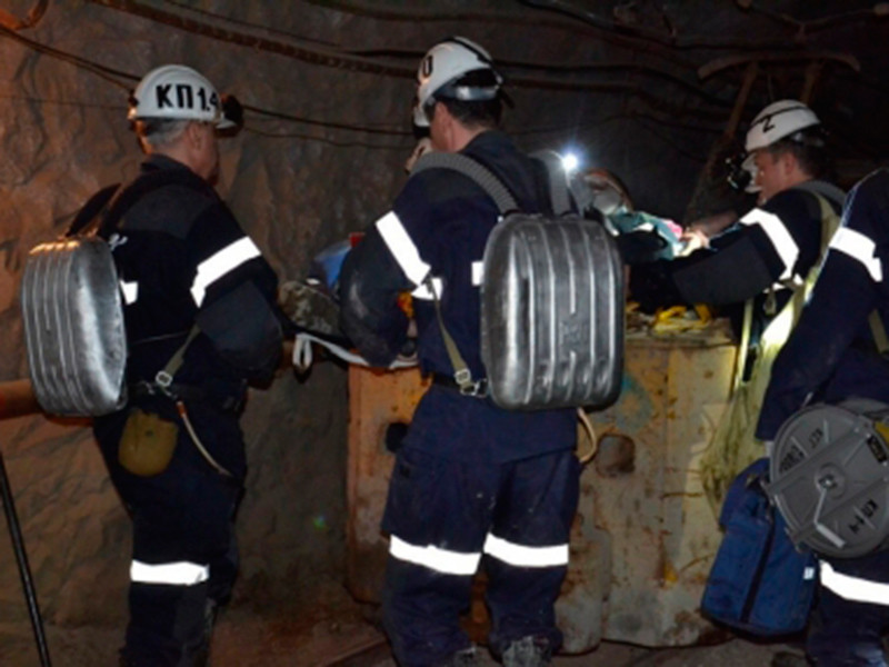 К вечеру воскресенья спасатели подняли на поверхность тело одного из двух горняков, погибших при обвале на золотодобывающей шахте в Пластовском районе Челябинской области