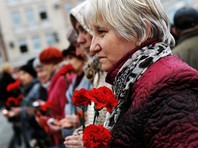 Митингующие пришли почтить память жертв теракта в Петербурге минутой молчания
