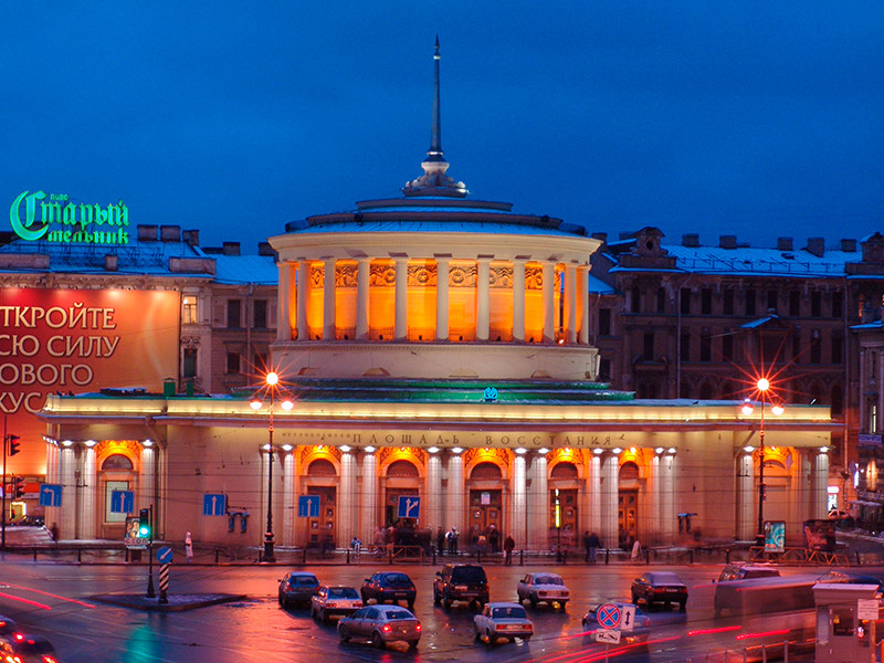 В Петербурге закрывали для входа и выхода станцию метро "Площадь Восстания" - ту, где в день теракта 3 апреля было обнаружено неразорвавшееся взрывное устройство