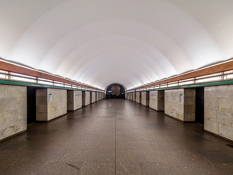 Станция метро "Елизаровская" в Петербурге закрыта на вход и выход, сообщает ТАСС со ссылкой на метрополитен города