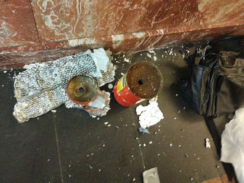 Самодельное взрывное устройство на станции метро "Площадь Восстания" в Санкт-Петербурге, замаскированное под огнетушитель и начиненное килограммом тротила, было обезврежено сотрудниками инженерно-технического отдела ОМОНа Росгвардии