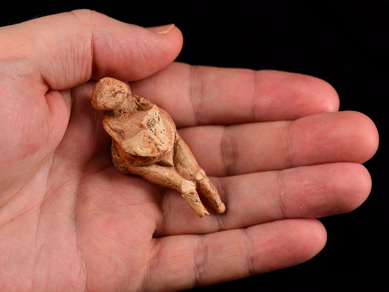 Археологи нашли на территории Брянской области статуэтку женщины, вырезанную из бивня мамонта во время ледникового периода