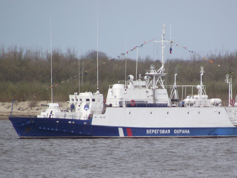 Крымские пограничники задержали украинское судно, вторгшееся на 400 метров в российские воды