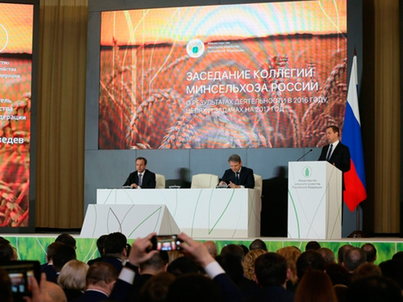 Премьер-министр РФ Дмитрий Медведев потребовал от главы "Сбербанка" Германа Грефа исполнить обещание о льготной ставке для аграрных кредитов
