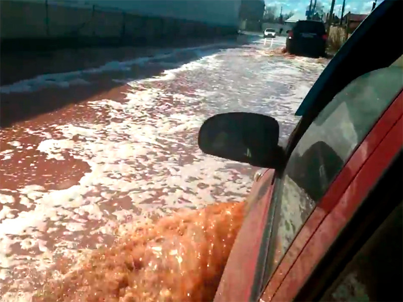 Реки сока текут по улицам липецкого города Лебедянь после аварии на складе PepsiCo