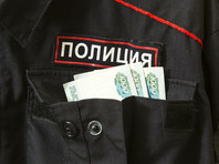Следствие, впрочем, исследовало другую часть деятельности Хуцишвили: сотрудники ФСБ установили, что с апреля 2011 года полицейский ежемесячно получал деньги от продавцов поддельного алкоголя