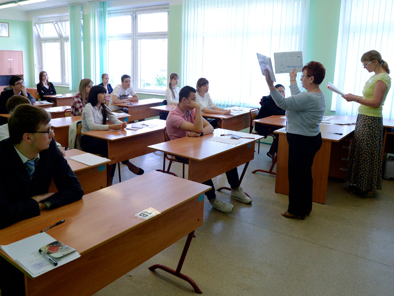 Более 11% учителей русского языка и математики в школах недостаточно знают свой предмет, объявил глава Рособрнадзора