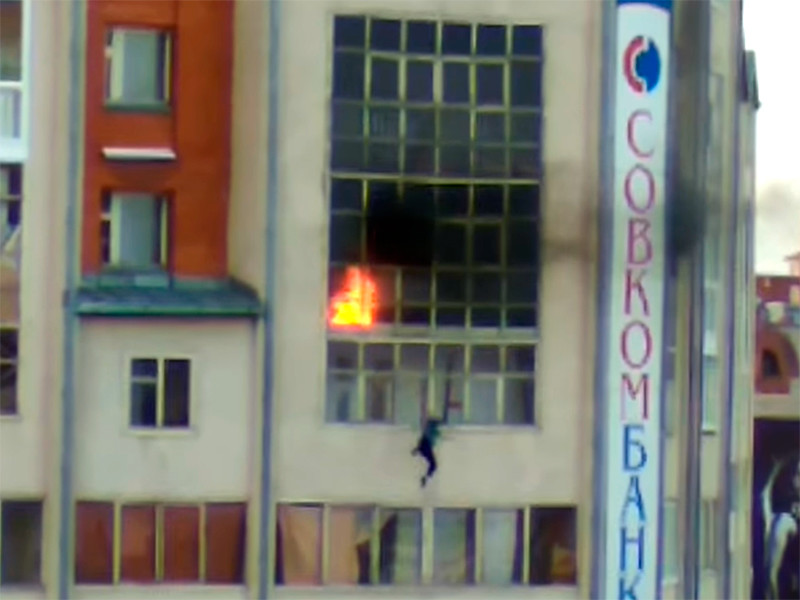 Жители Томска спасли выпрыгнувшего с горящего балкона ребенка, растянув рекламный баннер