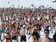 На горнолыжном курорте Шерегеш установлен новый рекорд по массовому спуску в плавках и бикини