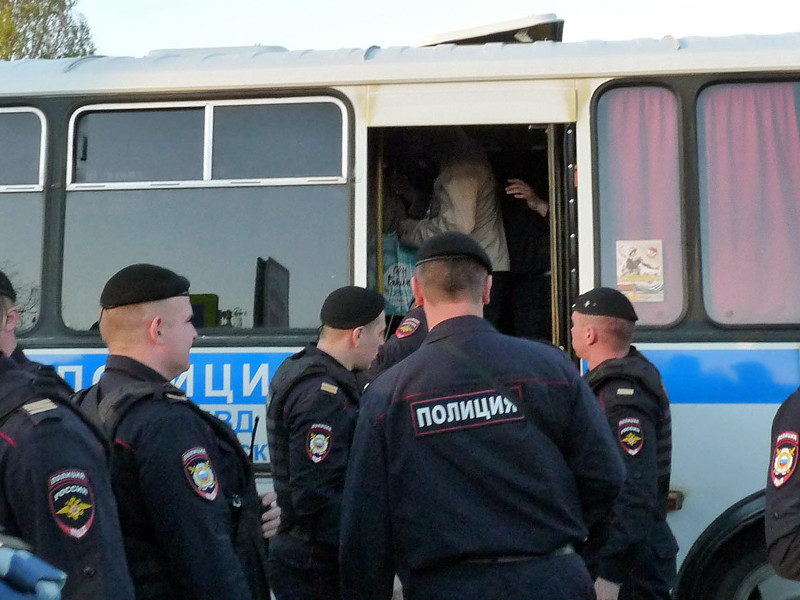 В Кемерово на акции против нового срока президента Владимира Путина "Надоел" задержаны 16 человек, в том числе восьмилетний ребенок
