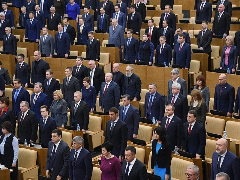 Госдума начала пленарное заседание с минуты молчания в память о жертвах теракта, произошедшего 3 апреля в метро Санкт-Петербурга

