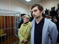 В суде собрались десятки журналистов и блогеров. Пришла поддержать сына и мать Руслана Соколовского Елена Чингина
