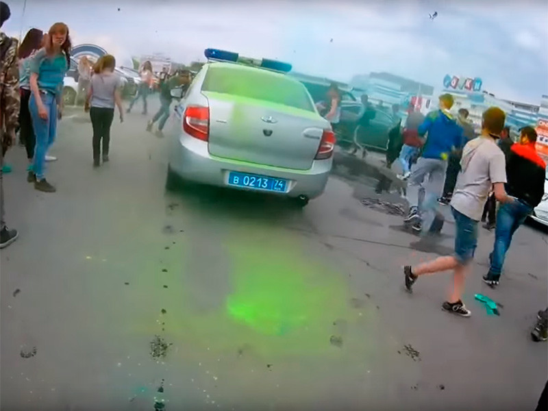 СК начал проверку фестиваля Холи в Челябинске, на котором подростки забросали красками полицейскую машину