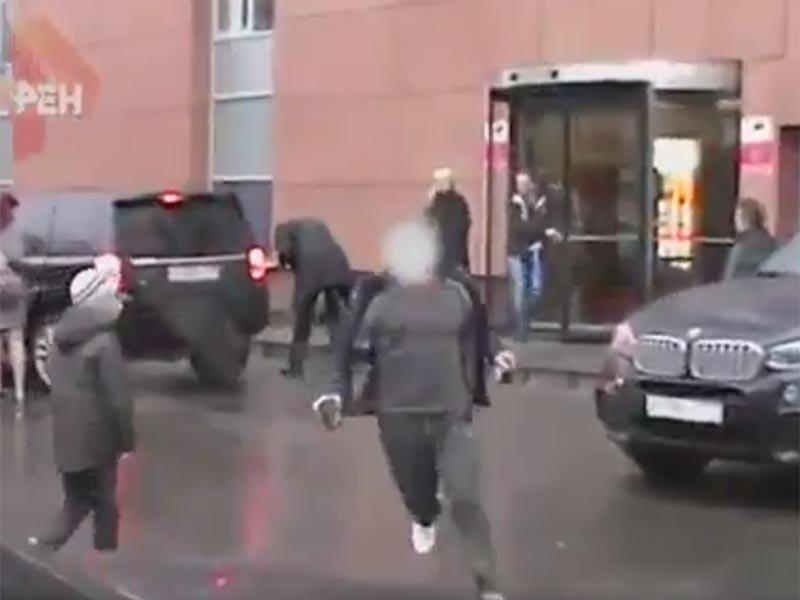 Полное видео нападения. Замазаное лицо в новостях. Навальный штурм z. Покушение на Навального с зеленкой.