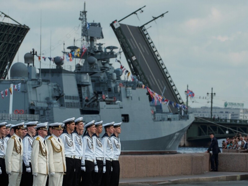 Источник РИА "Новости" заявил, что парад пройдет, но придется уменьшить число участвующих в нем кораблей