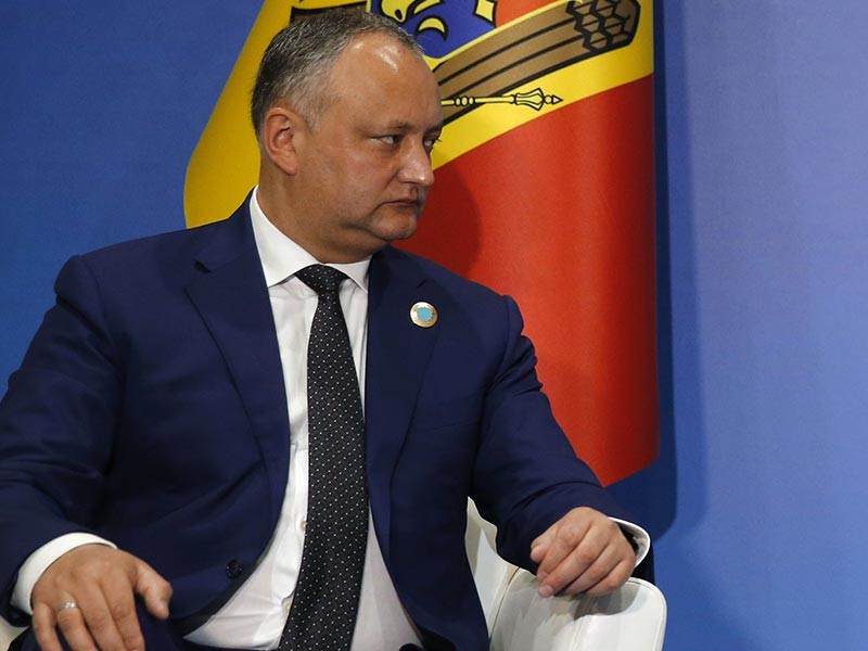 Президент Молдавии Игорь Додон прибыл сегодня в Петербург на фоне скандала с российскими дипломатами, объявленными в его стране персонами нон-грата
