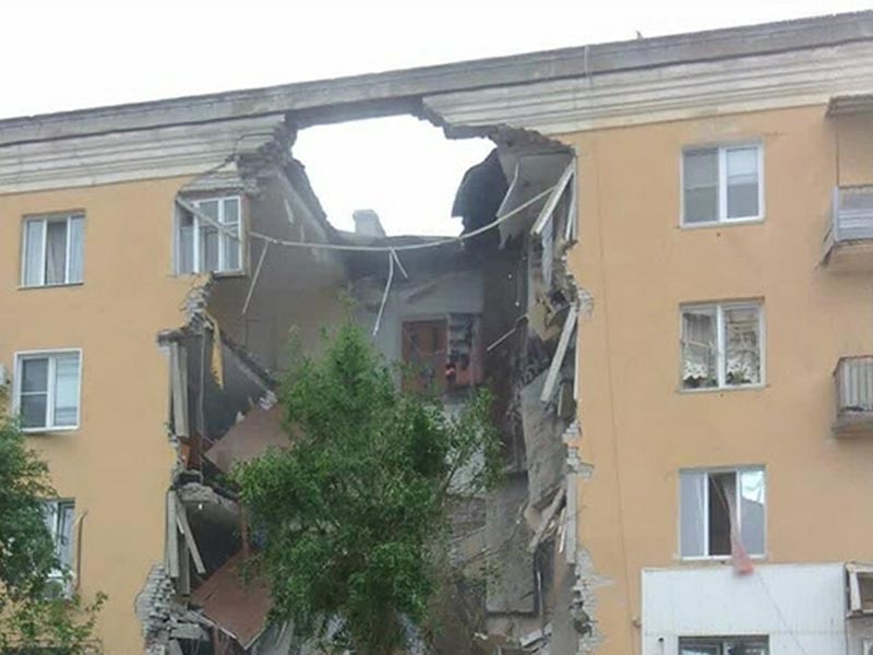 Советский районный суд Волгограда до 16 июля арестовал всех трех фигурантов дела о частичном обрушении 4-этажного дома. Об этом сообщает "Интерфакс" со ссылкой на собственного корреспондента


