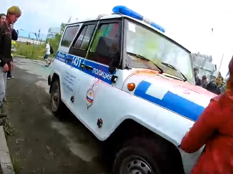 В Челябинске во время фестиваля красок холи школьники атаковали один из автомобилей полиции