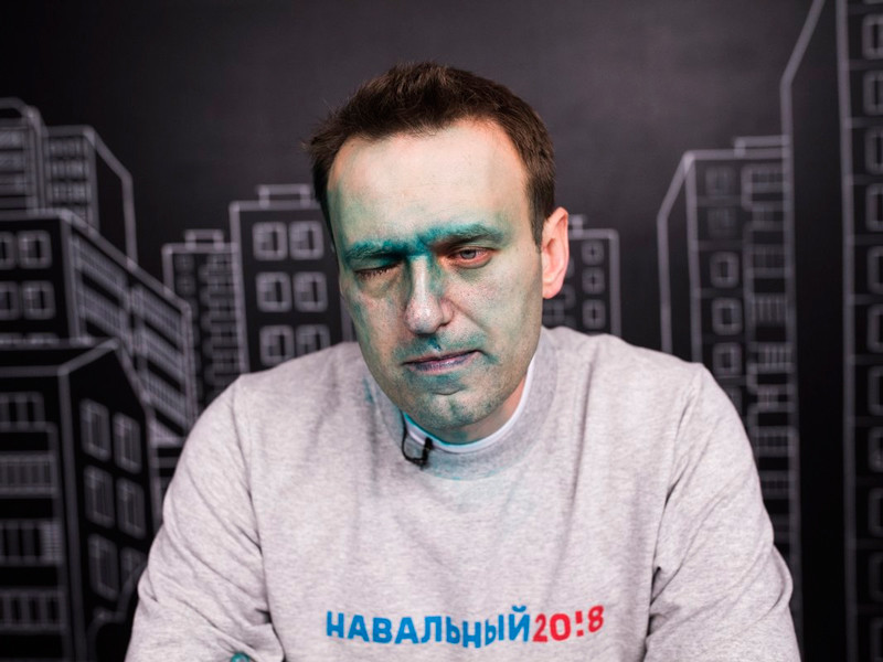 Вместе с тем Навальный предположил, что выдача документа может быть связана с полученной им травмой глаза в ходе нападения на него 27 апреля. Тогда неизвестный облил его зеленкой, смешанной с какой-то ядовитой жидкостью, и повредил ему глаз

