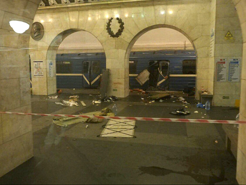 3 апреля в результате взрыва самодельной бомбы в вагоне поезда метро в Санкт-Петербурге погибли 14 человек, более 50 получили ранения