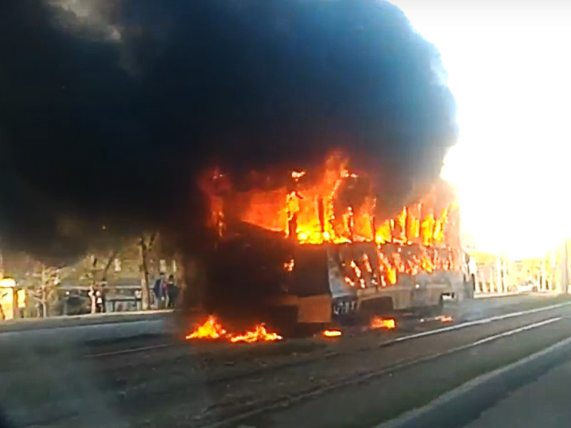 В Свердловском районе Красноярска загорелся трамвай во время движения - пассажиров эвакуировали, пострадала только вагоновожатая, пытавшаяся в одиночку справиться с возгоранием