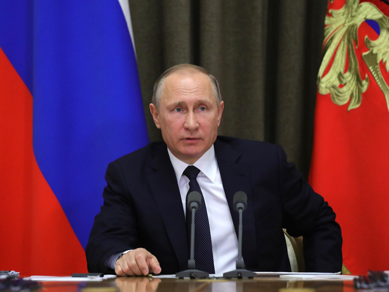 Путин пока не думает над будущими выборами президента и никакой предвыборной кампании нет, заявили в Кремле