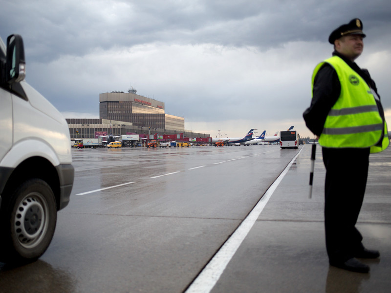 В России заведено первое уголовное дело против дебошира, пытавшегося открыть дверь самолета во время полета