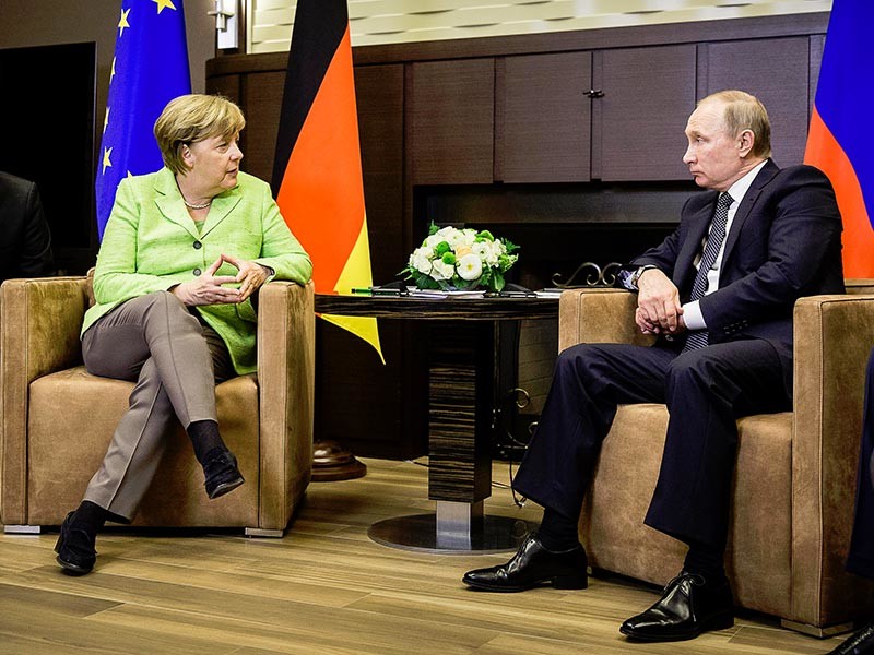 Переговоры президента РФ Владимира Путина и канцлера ФРГ Ангелы Меркель в Сочи, на которых речь шла о международных вопросах и о внутрироссийских темах, прошли конструктивно и обошлись без упреков


