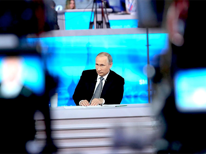 Журналисты узнали предположительную дату проведения ежегодной "прямой линии" президента РФ Владимира Путина, которая в этом году пройдет позднее обычного