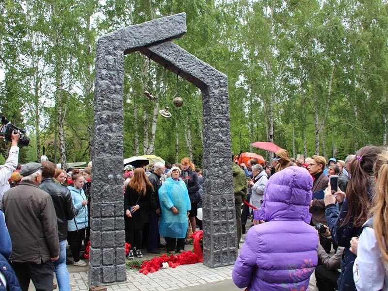 В Новосибирске на территории Монумента славы в Ленинском районе 31 мая торжественно открыли памятник малолетним узникам фашистских концлагерей в годы Великой Отечественной войны


