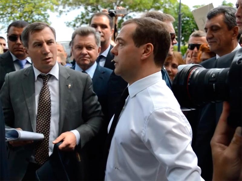 Экс-референт Медведева назвал фразу "Денег нет, но вы держитесь" его экспромтом

