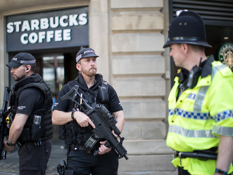 Правительство Великобритании повысило уровень террористической угрозы в стране до максимально возможного - "критического". Это произошло спустя три дня после теракта в Манчестере, в результате которого погибли 22 человека