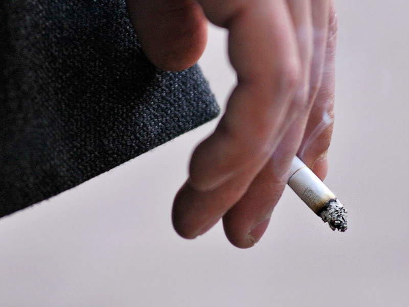 Россияне продолжают интенсивно курить, несмотря на растущее число желающих бросить, показал опрос ВЦИОМ