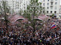 На бросившего петарду в толпу протестующих на Тверской завели дело