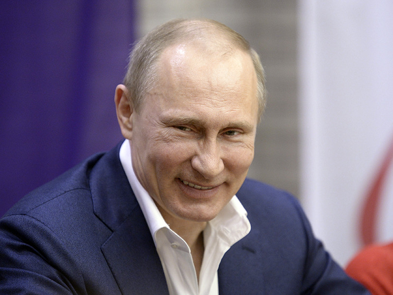 Стоун спросил, стал бы Путин принимать душ на подводной лодке рядом с геем. Президент РФ со смехом ответил: "Что ж, я бы предпочел не ходить с ним в душ. Зачем его провоцировать? Но вы знаете, я мастер спорта по дзюдо"