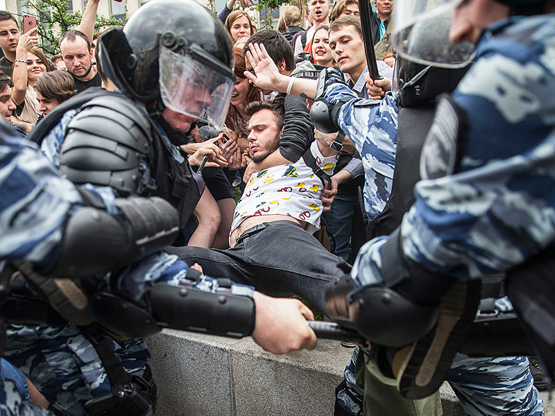 "ОВД-Инфо" подтвердило более 100 случаев нарушения прав задержанных на акциях протеста 12 июня