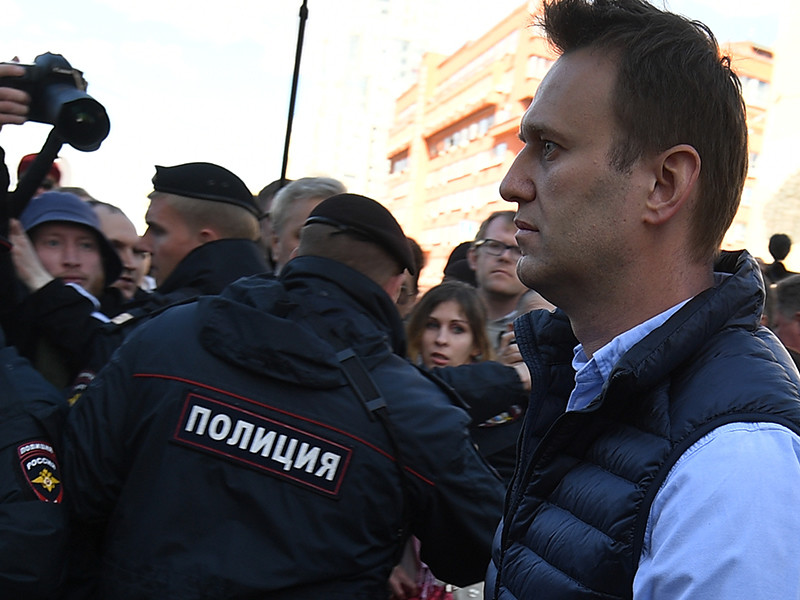 В отношении оппозиционного политика Алексея Навального, который был задержан сегодня днем в подъезде своего дома, когда отправлялся на протестную акцию в центр Москвы, составлены административные протоколы