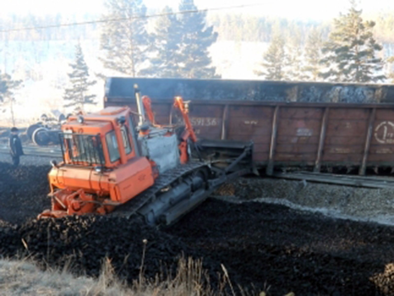 В Забайкальском крае с рельсов сошли 32 вагона товарного поезда. Повреждены около 400 метров путей и электропровода. Из-за ЧП на перегоне Зилово-Дындыры задержали пассажирский поезд "Владивосток-Москва