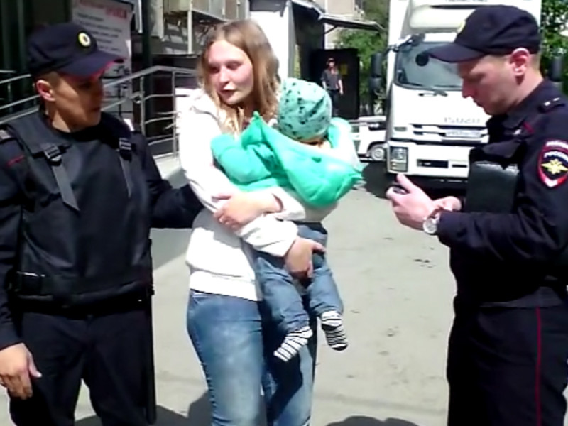 В Екатеринбурге разразился скандал из-за того, что 1 июня полицейские задержали 22-летнюю женщину с ребенком, незаконно торговавшую овощами и фруктами у своего авто рядом с продуктовым магазином