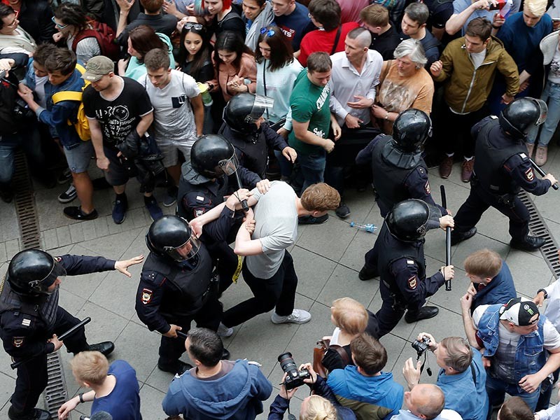 Двух задержанных 12 июня в центре Москвы и доставленных в ОВД "Люблино" увезли в Следственной комитет в связи с подозрением в нападении на полицейских с перцовыми баллончиками

