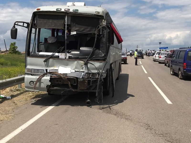 В результате крупного дорожно-транспортного происшествия в Ростовской области два человека погибли и 16 пострадали