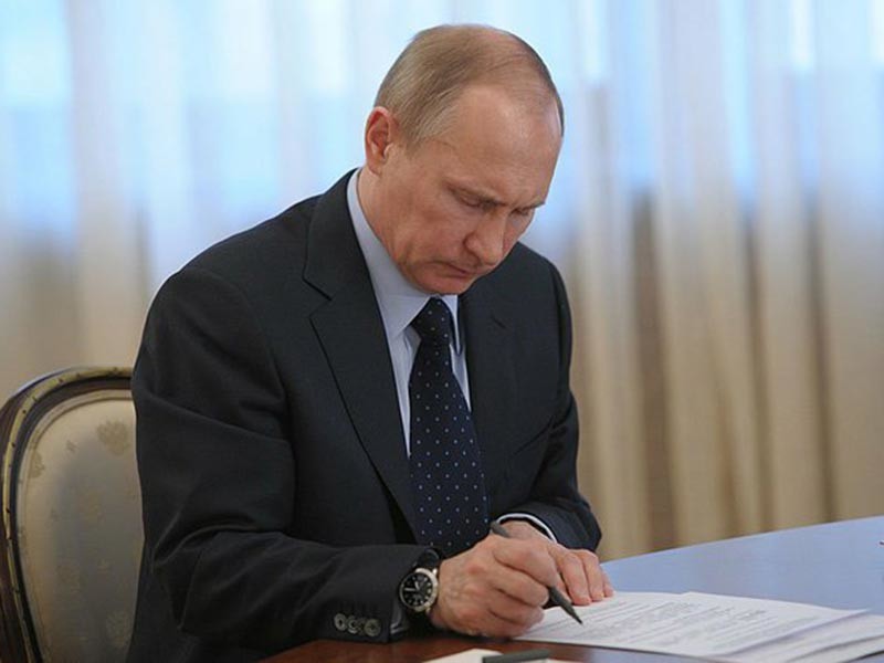 Президент России Владимир Путин подписал указ о продлении российских контрсанкций до 31 декабря 2018 года. Документ опубликован на официальном портале правовой информации



